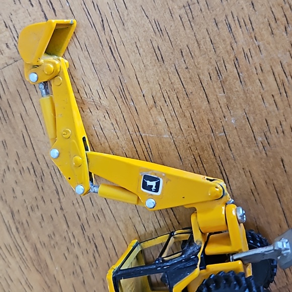John Deere Backhoe by Ertl - Picture 3 of 8